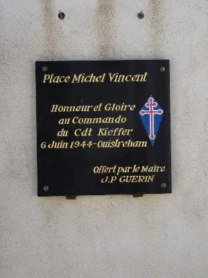 Place Michel Vincent à Manneville-la-Goupil