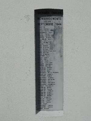 Plaque aux Victimes civiles des bombardements de 1944 de Fontaine-la-Mallet