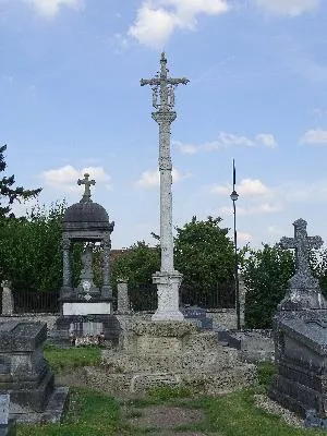 Croix du cimetière de Cuy-Saint-Fiacre