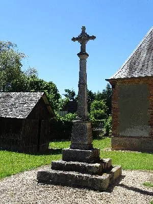 Croix en pierre de l'ancien cimetière de Saint-Germain-des-Essourts
