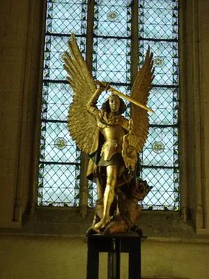 groupe sculpté de style berrichon : Saint Michel terrassant le dragon