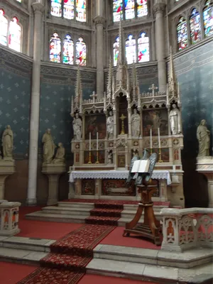 autel (maître-autel), son retable, le décor du sanctuaire et quatre groupes sculptés