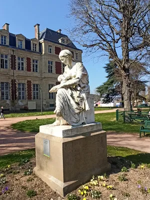 Statue Le bonheur maternel dans le Jardin de l'Hôtel de Ville à Elbeuf-sur-Seine