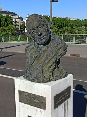 Buste de James Cook sur le Pont Boieldieu à Rouen