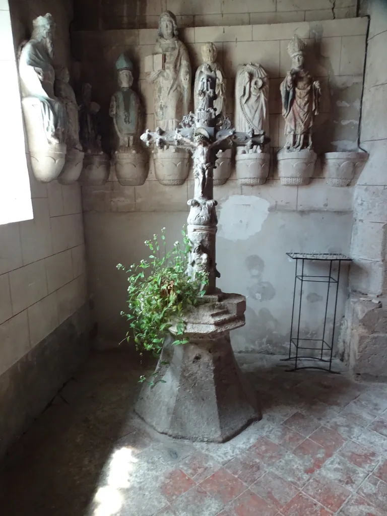 Croix de cimetière dans l'Église Saint-Michel de Saint-Wandrille-Rançon