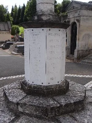 Monument aux morts du cimetière de Pavilly