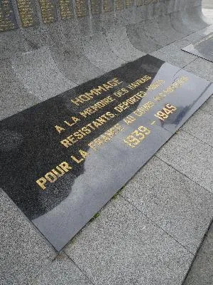 Plaques aux Résistants et déportés sur le Monument aux morts du Havre