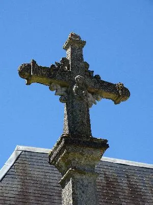 Croix en pierre de l'ancien cimetière de Saint-Germain-des-Essourts