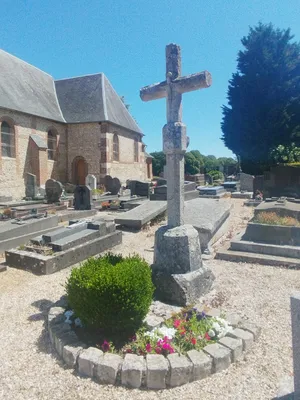 Croix de l'Église Saint-Martin à Routes