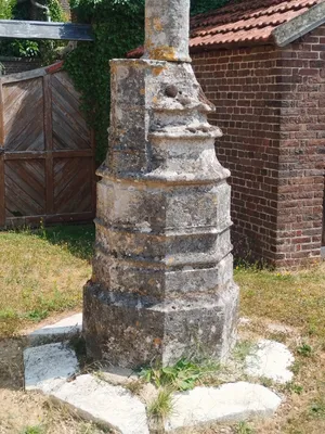 Croix du cimetière de Montigny