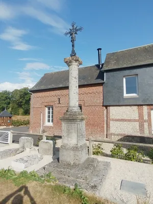 Croix de l'Église Saint-André à Beautot