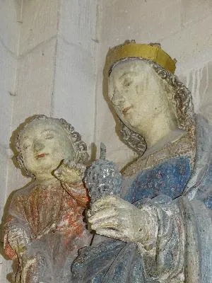 Statue : Vierge à l'Enfant au raisin de la Collégiale Saint-Hildevert de Gournay-en-Bray