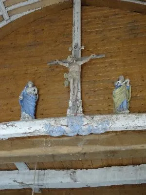 Statue Christ en croix dans l'église de la Sainte-Trinité d'Estouteville-Écalles