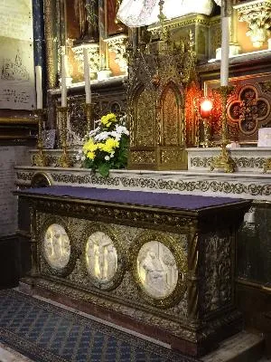 Retable, autel, et tabernacle néo-gothique dans la Basilique Notre-Dame de Bonsecours