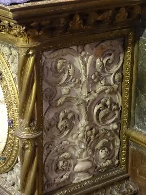 Retable, autel, et tabernacle néo-gothique dans la Basilique Notre-Dame de Bonsecours