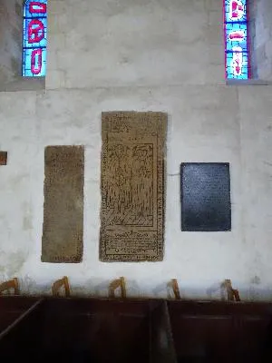 Dalles funéraires dans l'église Saint-Valery de Varengeville-sur-Mer