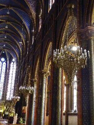 8 lustres dans la Basilique Notre-Dame de Bonsecours