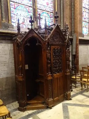 4 confessionnaux de style néo-gothique dans la Basilique Notre-Dame de Bonsecours