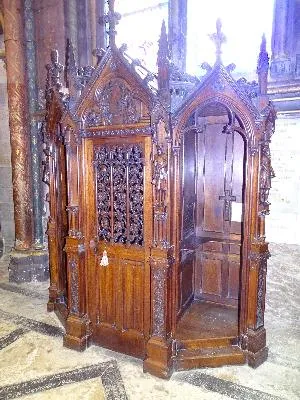 4 confessionnaux de style néo-gothique dans la Basilique Notre-Dame de Bonsecours