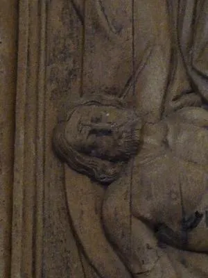 Bas-relief : La lamentation dans l'Église Saint-Aignan de Mont-Saint-Aignan