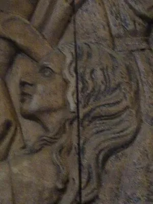 Bas-relief : La lamentation dans l'Église Saint-Aignan de Mont-Saint-Aignan