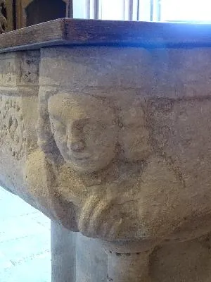 Cuve baptismale à infusion dans l'Église Notre-Dame de Belbeuf