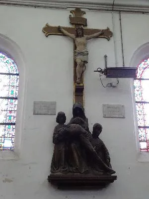 Groupe sculpté : Vierge de Pitié dans l'Église Saint-Aubin de Petit-Couronne
