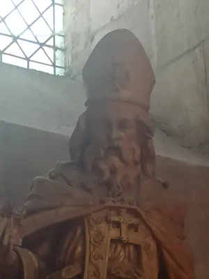 Statue Saint évêque dans la Collégiale Saint-Hildevert de Gournay-en-Bray