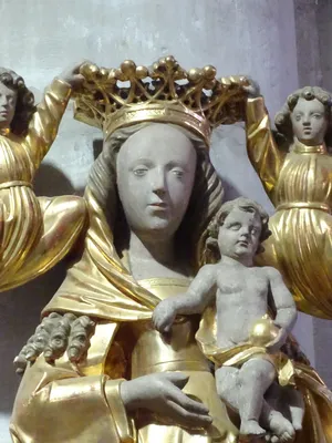 Groupe sculpté : Couronnement de la Vierge dans l'église Notre-Dame de Neufchâtel-en-Bray