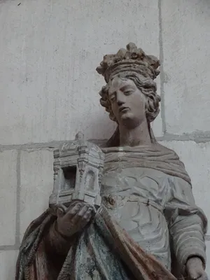 Statue grandeur nature de Sainte-Clothilde dans l'église Notre-Dame de Neufchâtel-en-Bray