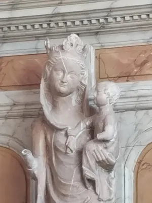 Statue d'applique de La Vierge à l'Enfant dans l'Église Saint-Laurent à Rétonval