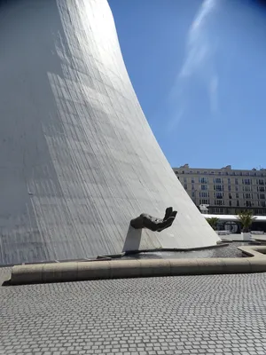 Fontaine du centre Niemeyer au Havre