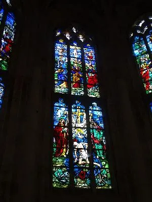 Vitrail Baie 0 : La Crucifixion dans la Collégiale Notre-Dame d'Auffay