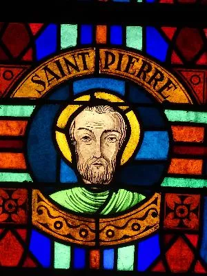 Vitrail Baie 1 : Saint-Pierre dans l'Église Saint-Martin d'Octeville-sur-Mer