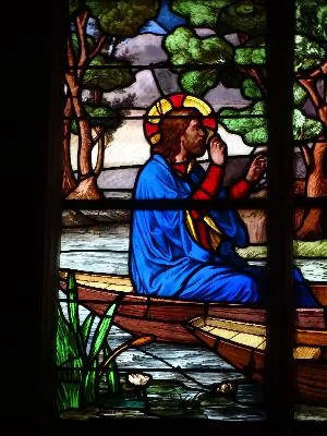 Vitrail Baie 14 : Jésus s’écarte de la foule dans l'Église Saint-Godard de Rouen