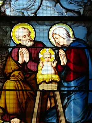 Vitrail Baie 18 : Sainte Famille dans l'Église Notre-Dame d'Étretat