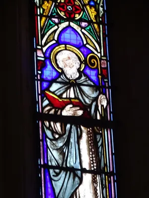 Vitrail Baie 1 : L’abbé Monville dans l'Église Notre-Dame d'Étretat