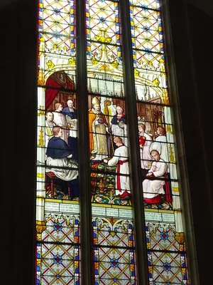 Vitrail Baie 7 : Consécration du Maître-Autel de La Bouille en 1891 dans l'Église de La Bouille