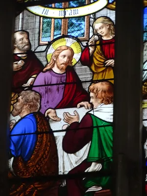 Vitrail Baie 10 : La Cène - Eucharistie dans l'Église de La Bouille