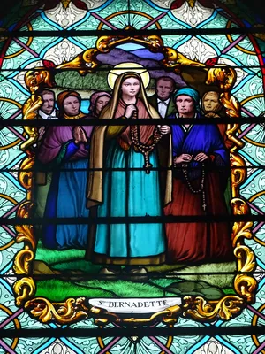 Vitrail Baie 5 : Ste Bernadette dans l'Église Saint-Martin de Martin-Église