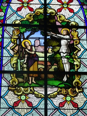 Vitrail Baie 18 : Va fille de Dieu et délivre la France dans l'Église Saint-Martin de Martin-Église