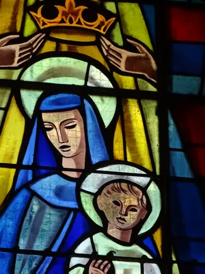 Vitrail Baie 0 : Vierge du Rosaire dans l'Église Saint-Michel de Saint-Wandrille-Rançon
