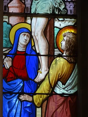 Vitrail Baie 2 : Sainte-Marguerite et Christ en croix dans l'Église Saint-Michel de Saint-Wandrille-Rançon