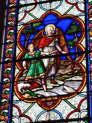 Vitrail Baie 12 : L'Ange guide Tobie dans l'Église Saint-Éloi de Forges-les-Eaux