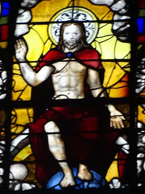 Vitrail Baie 0 : La Crucifixion dans l'Église Saint-Patrice de Rouen