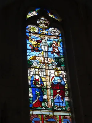 Vitrail Baie 0 : La Crucifixion, Les Pèlerins d'Emmaüs dans l'Église de La Bouille