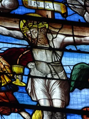 Vitrail Baie 0 : La Crucifixion, Les Pèlerins d'Emmaüs dans l'Église de La Bouille