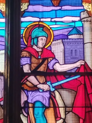 Vitrail Baie 4 : C'est Martin qui m'a vetu de ce manteau dans l'Église Saint-Léger à Saint-Léger-aux-Bois