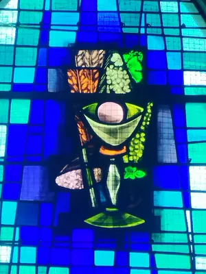 Vitrail Baie 8 : L'eucharistie dans l'Église Notre-Dame à Campneuseville