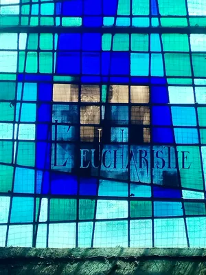 Vitrail Baie 8 : L'eucharistie dans l'Église Notre-Dame à Campneuseville